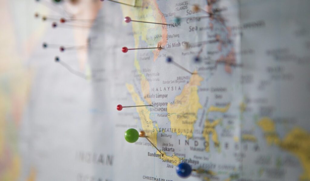 Mapa del mundo con alfileres para planificar viajes