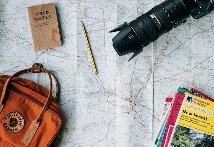 Cámara, mapa y accesorios para planificar un viaje a medida